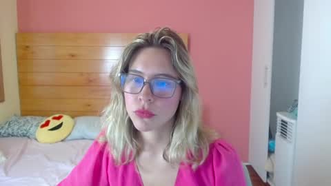 dulce__victoria__ online show from March 23, 12:15 am