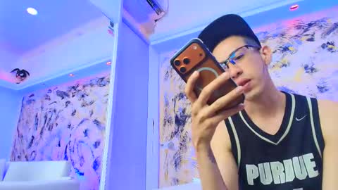 Snapshot of dustindollin_ chatting on October 17, 9:52 pm Dustin Dollin online show from October 17, 9:52 pm