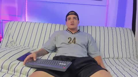 dwayne_esteven10 online show from May 11, 8:50 pm