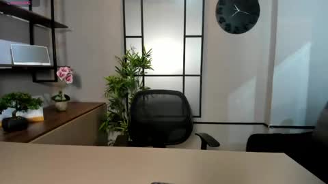 Dylan  online show from April 9, 11:38 am