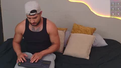 Bryan model independient online show from June 1, 8:43 pm