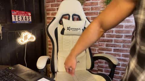 Dylangusss online show from March 31, 8:48 am