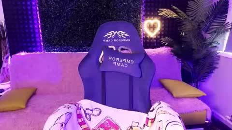 Snapshot of dyna_bae chatting on October 10, 2:50 am Dyna online show from October 10, 2:50 am