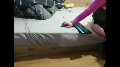 shy yoong cross online show from March 1, 9:04 pm