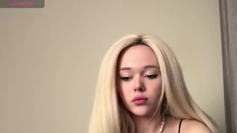 Mia online show from March 28, 7:15 pm