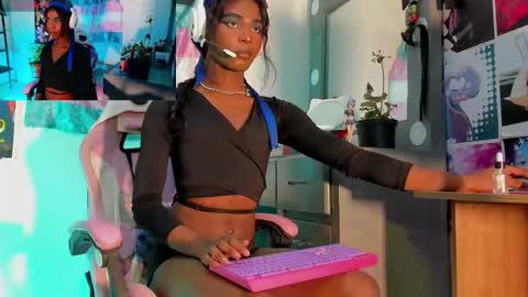 Snapshot of effy_marinn chatting on September 19, 1:04 pm effy_marinn online show from September 19, 1:04 pm