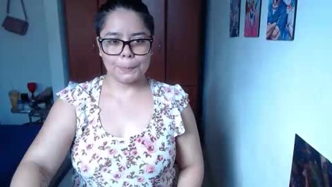 eimy_saenzz online show from November 2, 6:19 pm