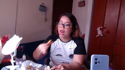 eimy_saenzz online show from April 2, 6:37 pm