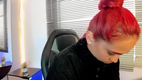 Snapshot of elaia_muller chatting on December 4, 12:08 pm Elaia online show from December 4, 12:08 pm