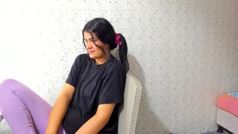 Snapshot of elalove_ chatting on December 6, 2:29 am Ela online show from December 6, 2:29 am
