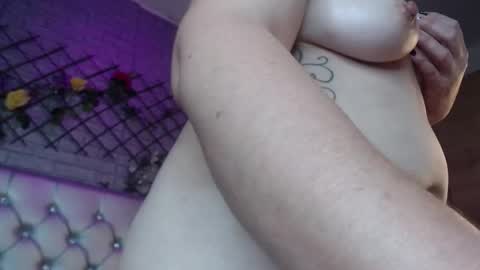 Snapshot of elena_royale chatting on September 27, 2:37 pm elena_royale online show from September 27, 2:37 pm