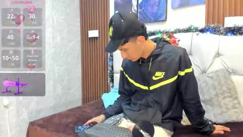 Elian Julian online show from November 17, 9:06 pm