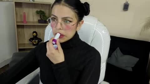 Eliie online show from November 5, 8:22 pm