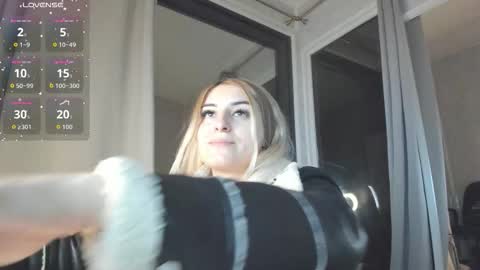 ella_vee online show from November 3, 4:02 am