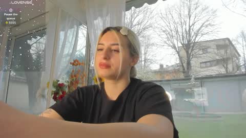 ella_vee online show from April 4, 5:25 am