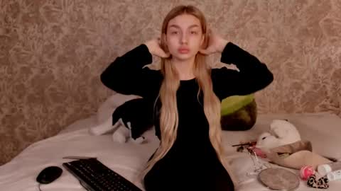 Snapshot of ellamilla chatting on March 11, 7:14 am ellamilla online show from March 11, 7:14 am
