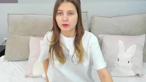 Snapshot of elle_ellise chatting on October 6, 1:01 am elle_ellise online show from October 6, 1:01 am