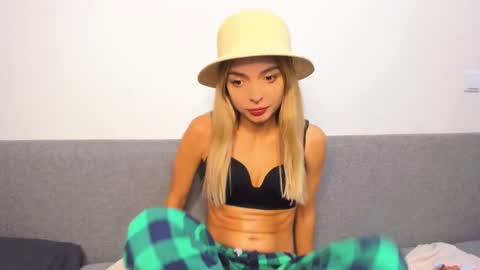 Snapshot of ellen_flow chatting on March 2, 10:38 pm ellen_flow online show from March 2, 10:38 pm