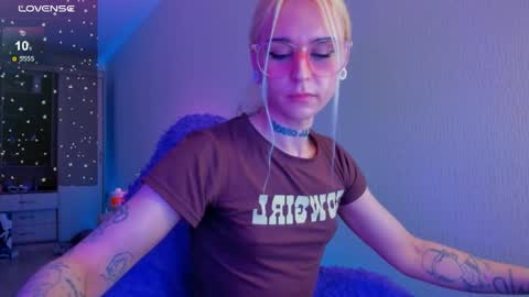 Ellie online show from April 10, 4:12 pm