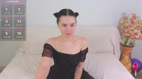 Snapshot of ellie_babyy chatting on October 15, 11:33 am Ellie online show from October 15, 11:33 am