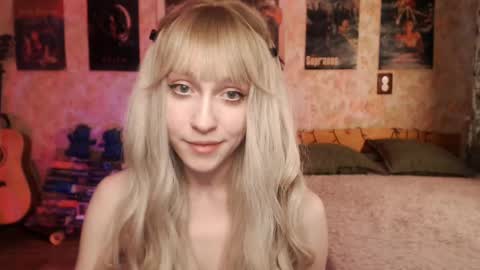 Snapshot of ellie_friendly chatting on March 12, 2:30 am ellie_friendly online show from March 12, 2:30 am