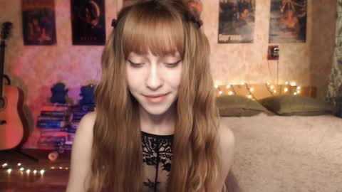 Snapshot of ellie_friendly chatting on December 16, 3:19 am ellie_friendly online show from December 16, 3:19 am