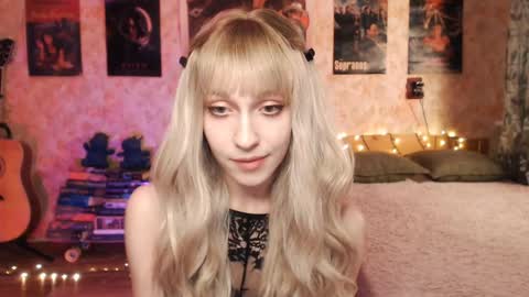 Snapshot of ellie_friendly chatting on January 9, 3:26 am ellie_friendly online show from January 9, 3:26 am