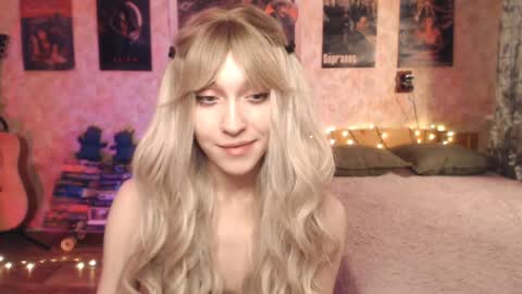 Snapshot of ellie_friendly chatting on January 10, 3:29 am ellie_friendly online show from January 10, 3:29 am