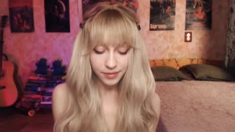 Snapshot of ellie_friendly chatting on February 22, 12:38 am ellie_friendly online show from February 22, 12:38 am