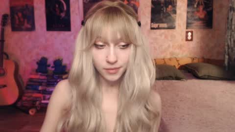 Snapshot of ellie_friendly chatting on February 6, 11:26 pm ellie_friendly online show from February 6, 11:26 pm