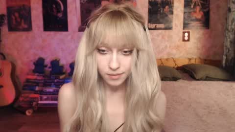Snapshot of ellie_friendly chatting on February 17, 12:16 pm ellie_friendly online show from February 17, 12:16 pm