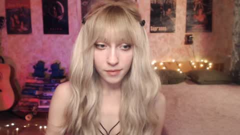 Snapshot of ellie_friendly chatting on January 23, 12:09 pm ellie_friendly online show from January 23, 12:09 pm