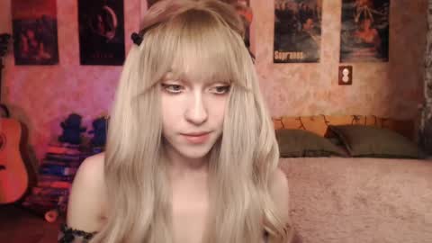 Snapshot of ellie_friendly chatting on March 10, 12:07 am ellie_friendly online show from March 10, 12:07 am