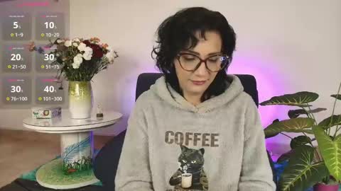 Snapshot of elliee1 chatting on February 13, 12:43 pm elliee1 online show from February 13, 12:43 pm
