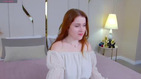 Snapshot of ellielarson chatting on October 18, 5:06 pm EllieLarson online show from October 18, 5:06 pm