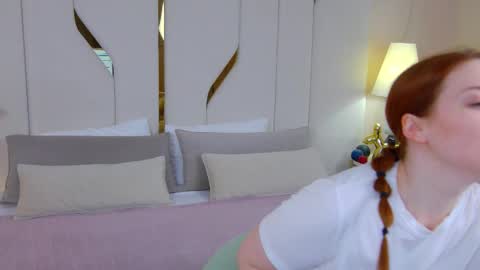 Snapshot of ellielarson chatting on October 19, 5:06 pm EllieLarson online show from October 19, 5:06 pm