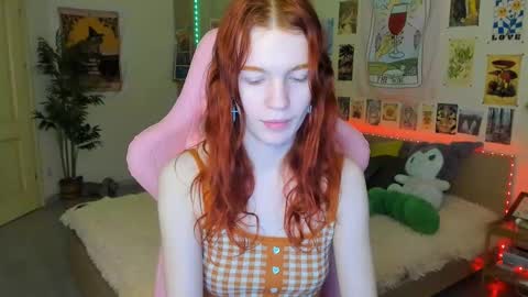 Snapshot of elly_milas chatting on March 6, 8:41 am Elly Fansly online show from March 6, 8:41 am