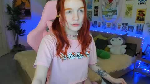 Snapshot of elly_milas chatting on February 25, 6:58 am Elly Fansly online show from February 25, 6:58 am