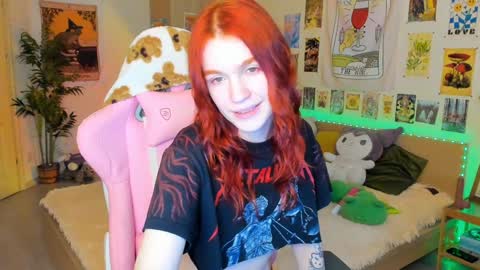 Snapshot of elly_milas chatting on January 14, 8:31 am Elly Fansly online show from January 14, 8:31 am