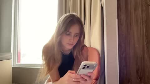 ellykeyofficial online show from April 8, 4:54 pm