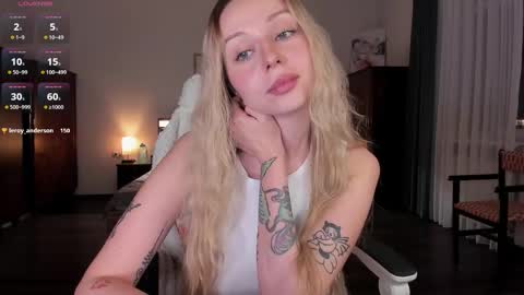 Snapshot of em_emilie chatting on October 16, 3:44 pm Emilie online show from October 16, 3:44 pm