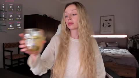 Snapshot of em_emilie chatting on September 27, 3:32 pm Emilie online show from September 27, 3:32 pm