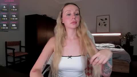 Snapshot of em_emilie chatting on September 14, 5:03 pm Emilie online show from September 14, 5:03 pm