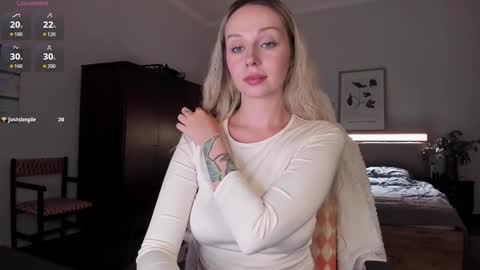 Snapshot of em_emilie chatting on October 2, 3:33 pm Emilie online show from October 2, 3:33 pm