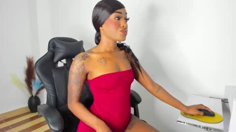 Snapshot of emattaylor chatting on December 19, 11:07 am . online show from December 19, 11:07 am