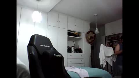embarrassed_str8_3incher online show from April 30, 9:08 pm