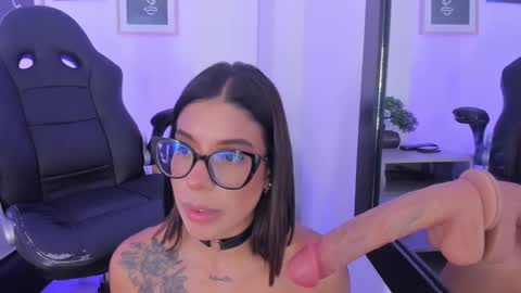 emelie_89 online show from March 3, 6:24 pm