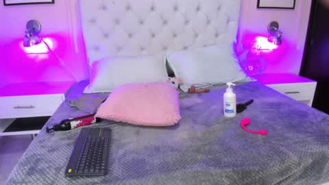 Snapshot of emelie_ch_ chatting on December 6, 5:36 am Emily online show from December 6, 5:36 am