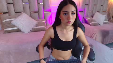 Snapshot of emelie_ch_ chatting on January 10, 5:37 am Emily online show from January 10, 5:37 am