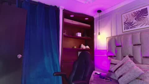 Snapshot of emelie_ch_ chatting on December 13, 3:05 am Emily online show from December 13, 3:05 am